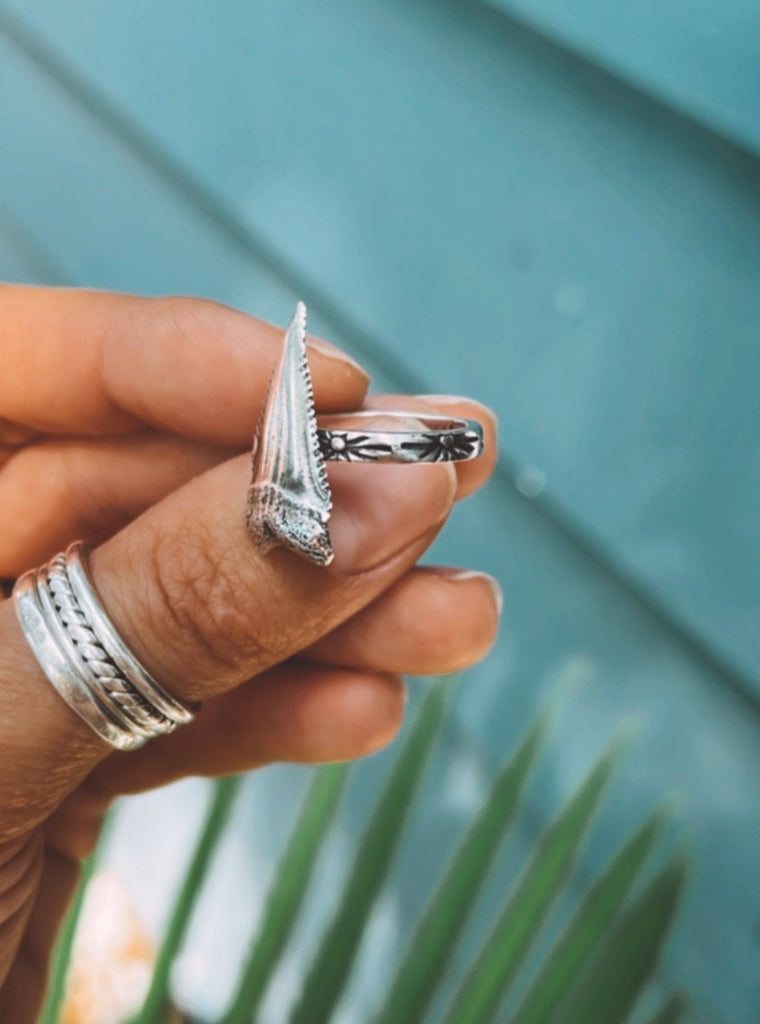 Mini Great White Ring
